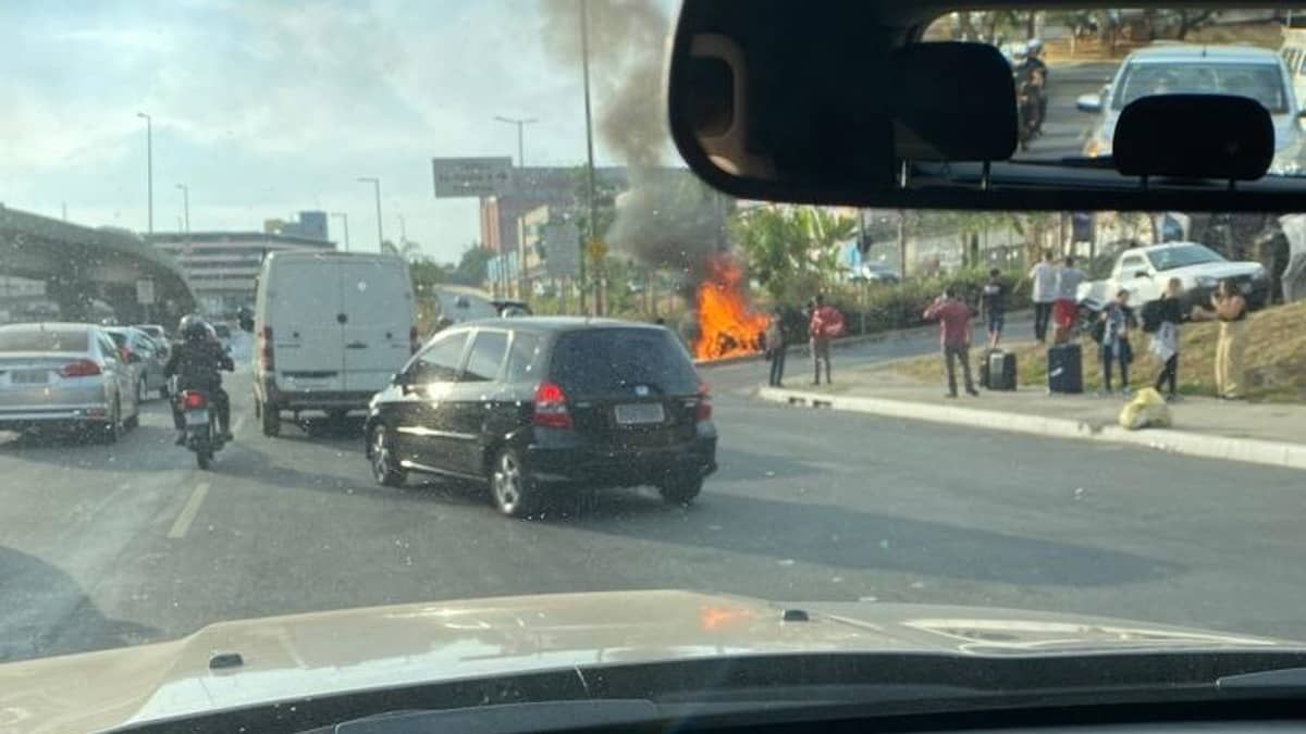 Vídeo: moto pega fogo após batida com carro na avenida Antônio Carlos, em BH