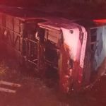 Ônibus capota e deixa 8 mortos no interior de SP 