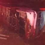 Ônibus capota e deixa 8 mortos no interior de SP