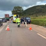 Crianças atingidas por rodas de caminhão esperavam às margens da BR-040 por conserto de carro; uma delas morreu
