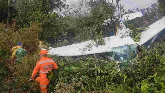 Aeronave de pequeno caiu na cidade de Muriaé, após colidir em uma árvore.