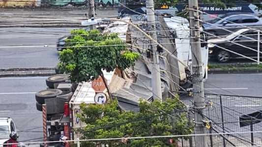 Motorista perdeu controle de caminhão ao fazer uma curva na entrada da Amazonas