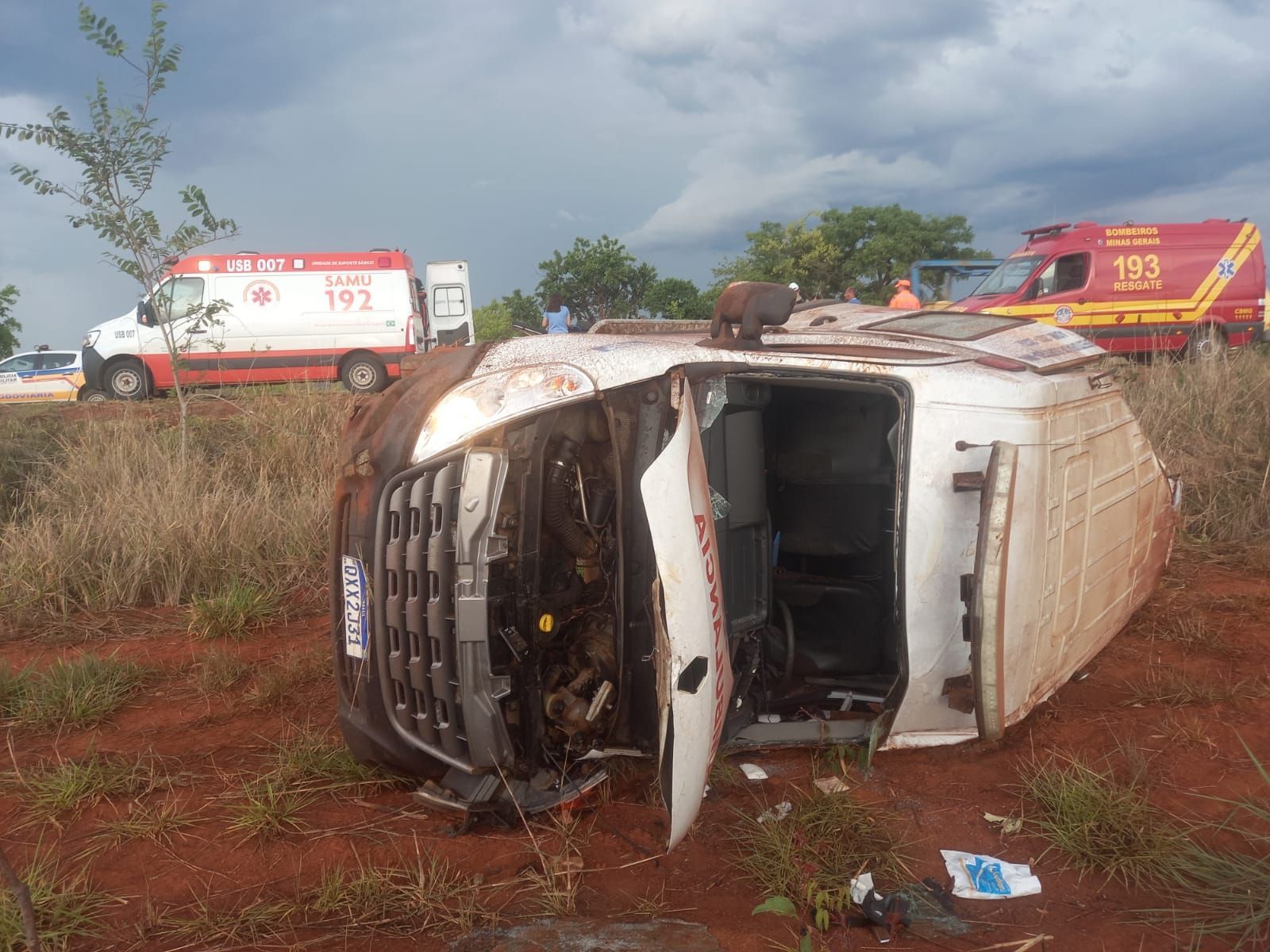 Ambulância capota e deixa quatro pessoas feridas no interior de Minas
