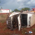 Ambulância capota e deixa quatro pessoas feridas no interior de Minas