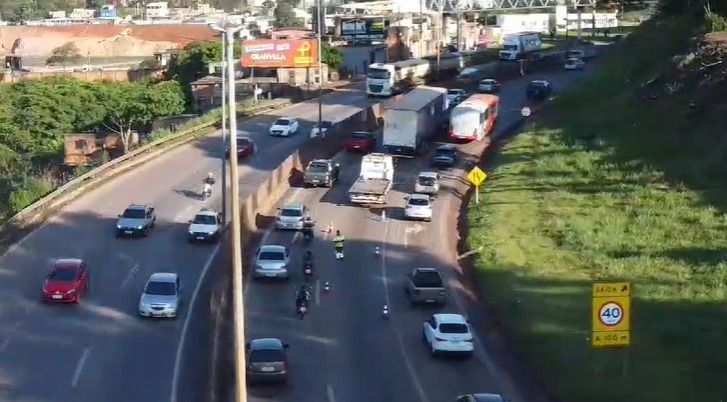 Vídeo: carreta com defeito e acidente provocam congestionamento no Anel Rodoviário de BH