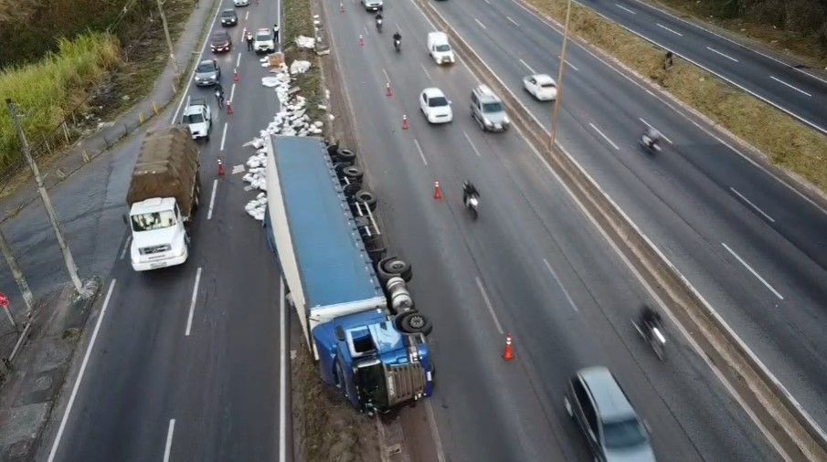 Vídeo: carreta com 26 toneladas de bobinas de plástico tomba no Anel Rodoviário, em BH