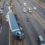 Vídeo: carreta com 26 toneladas de bobinas de plástico tomba no Anel Rodoviário, em BH