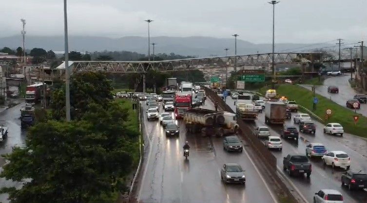 Batida entre carreta, carro e moto deixa ferido e trânsito complicado no Anel Rodoviário