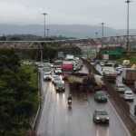 Batida entre carreta, carro e moto deixa ferido e trânsito complicado no Anel Rodoviário