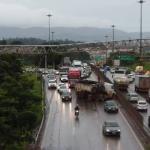 Batida entre carreta, carro e moto deixa ferido e trânsito complicado no Anel Rodoviário