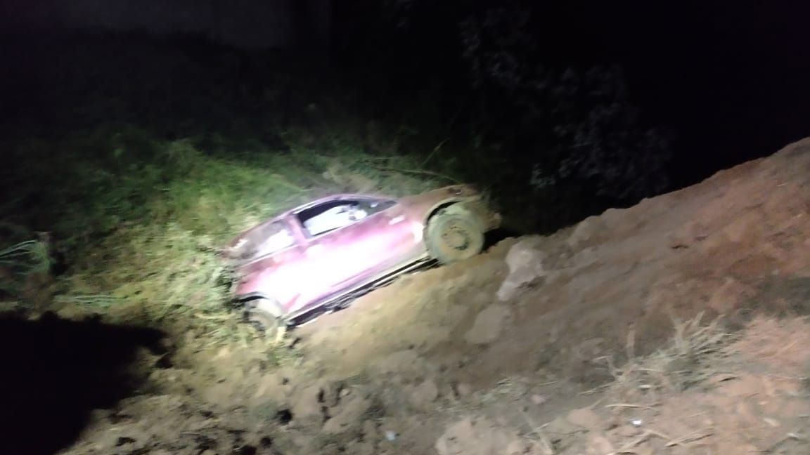 Carro cai em ribanceira após motorista sair de igreja e dois sobrevivem em Barbacena