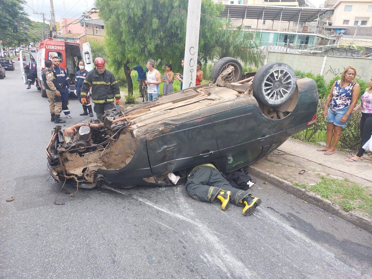 Motorista dorme ao volante, bate em árvore e capota carro no Barreiro
