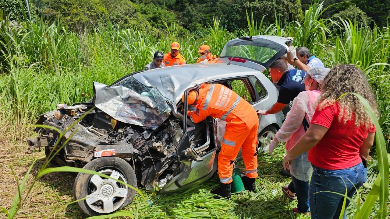 Choque entre carro e carreta faz vítima fatal na LMG 758 em Belo Oriente