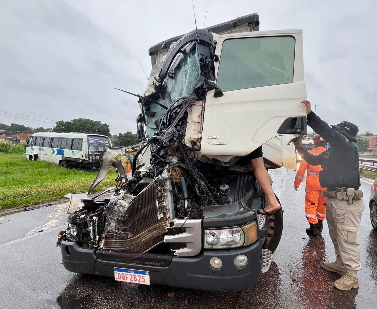 Rodovia Fernão Dias é interditada após acidente com ao menos oito vítimas em Betim