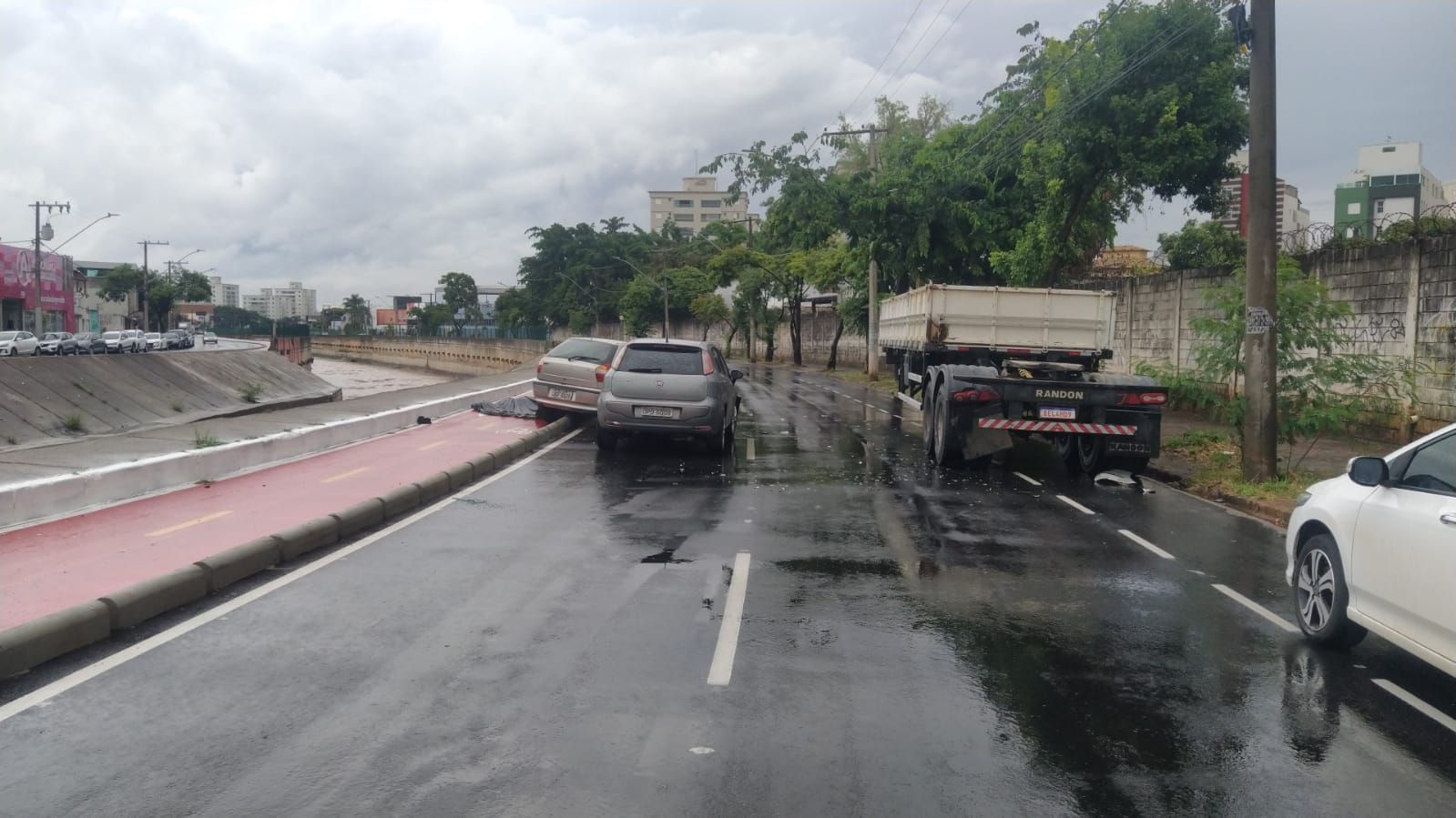 Carro bate em carreta estacionada e mata uma pessoa na Pampulha, em BH