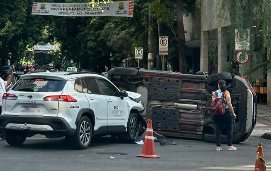 Vídeo: carro tomba em acidente com táxi no Centro de BH