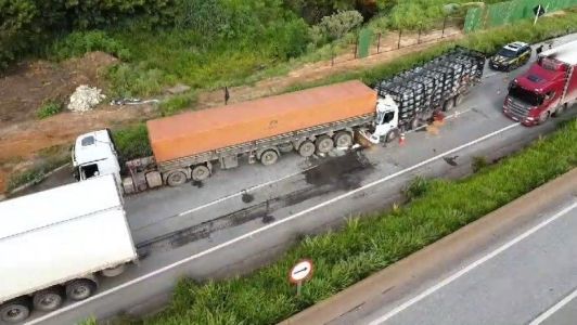 Foto mostra carreta tombada na BR-040