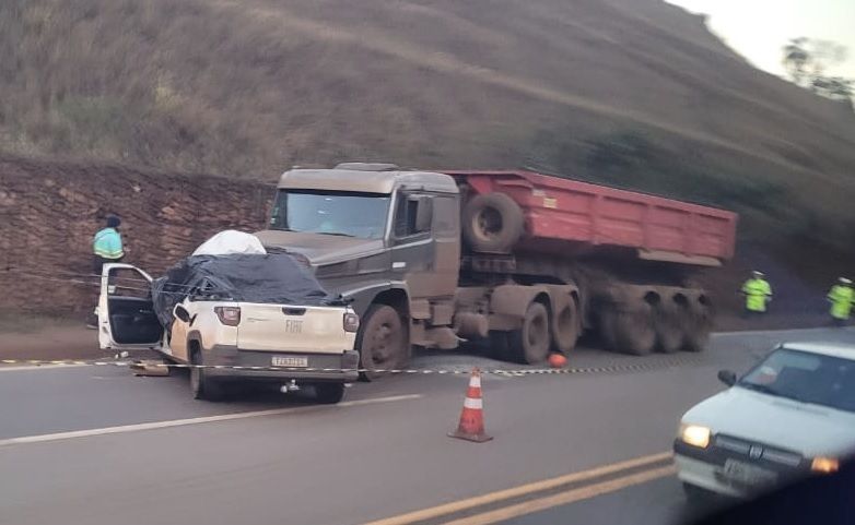 Batida entre carro e caminhão mata duas pessoas na BR-040, em Itabirito