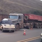 Batida entre carro e caminhão mata duas pessoas na BR-040, em Itabirito