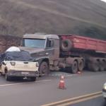 Batida entre carro e caminhão mata duas pessoas na BR-040, em Itabirito