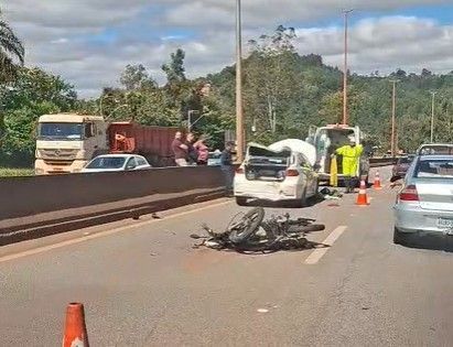 Acidente entre dois carros e moto complica trânsito na BR-040