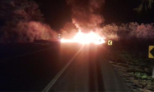 Semirreboque desatrelou de cavalo trator, tombou e pegou fogo na BR-116 em Leopoldina