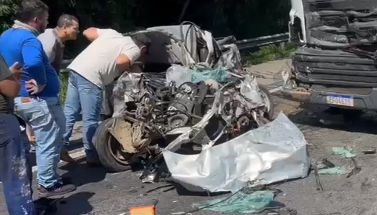 Vídeo: acidente entre seis veículos na BR-381 deixa motorista preso às ferragens