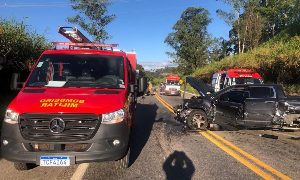 Acidente entre quatro veículos deixa mortos e feridos na BR-265 em MG