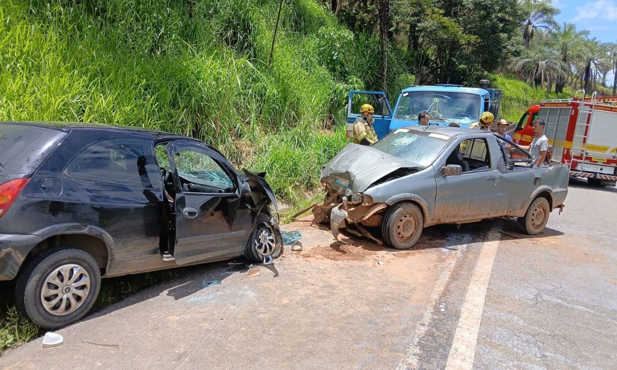 Carros batem de frente em curva e deixam feridos na BR-267, na Zona da Mata