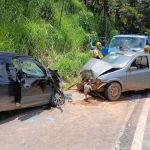 Carros batem de frente em curva e deixam feridos na BR-267, na Zona da Mata