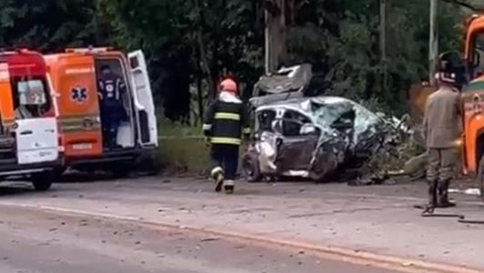 Foto mostra veículo destruído após acidente na BR-356, em Itabirito, na região Central de Minas