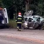Vídeo: carro fica destruído e motor é arremessado após acidente com caminhão em MG