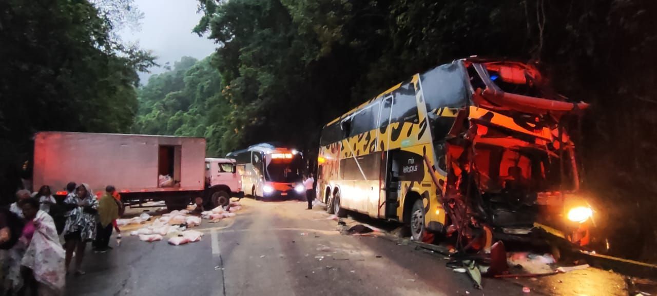 BR-040: descida da Serra de Petrópolis tem trânsito liberado após acidente grave entre ônibus e caminhão