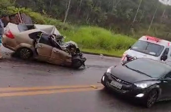 Vídeo: sobe para cinco o número de mortos em acidente entre carro e caminhão na BR-040, em MG