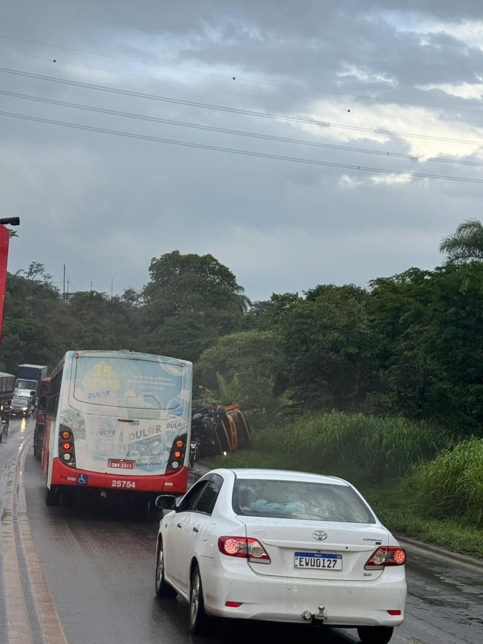 Caminhão derrapa, invade contramão e tomba nas margens da BR-381 em Sabará