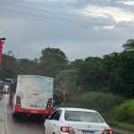 Caminhão derrapa, invade contramão e tomba nas margens da BR-381 em Sabará