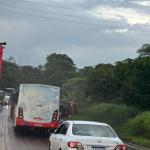 Caminhão derrapa, invade contramão e tomba nas margens da BR-381 em Sabará