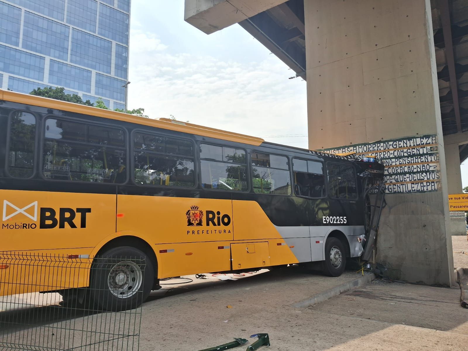 Mais de 60 feridos: entenda como foi o acidente com ônibus BRT no RJ