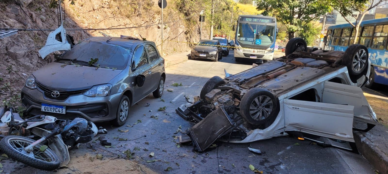 Carro cai de barranco na avenida Mário Werneck no Buritis, em BH