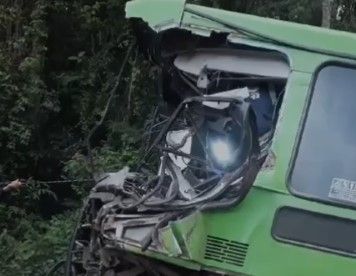 Morre motorista de ônibus atingido por carreta em Caeté