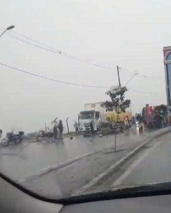 Caminhão tomba na Via Expressa, em BH, e motociclista fica debaixo do veículo pesado