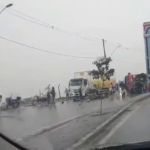 Caminhão tomba na Via Expressa, em BH, e motociclista fica debaixo do veículo pesado