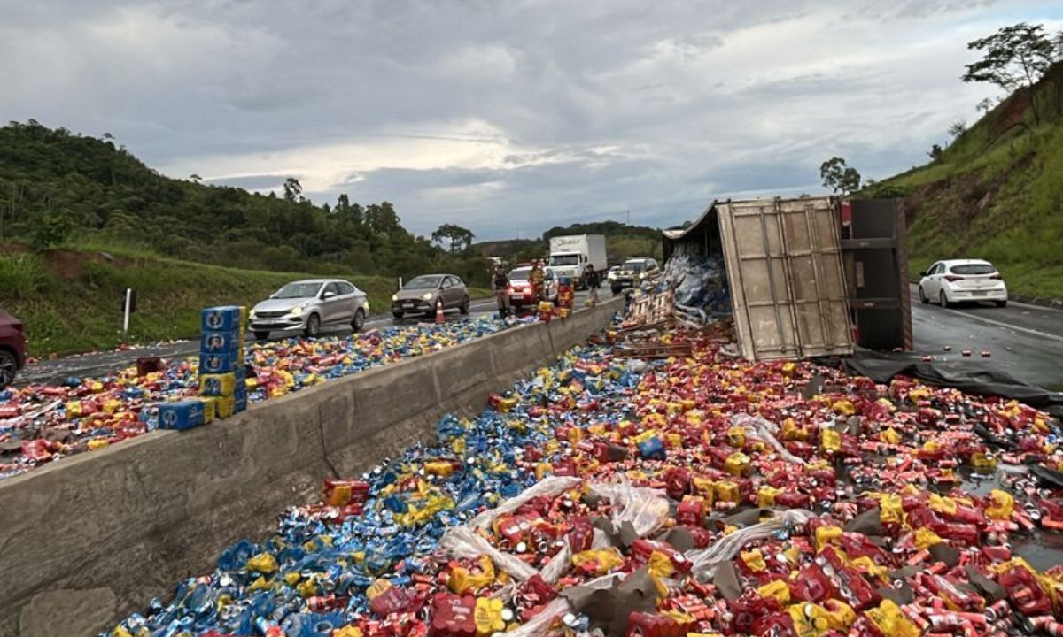 Carreta que transportava carga de cerveja tomba na BR-040 em Juiz de Fora