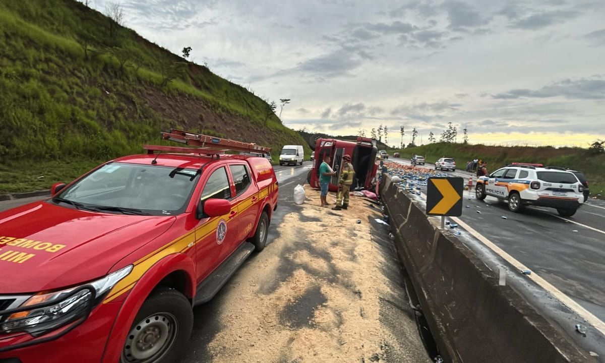 Pista da BR-040 é liberada após acidente com carreta de cerveja em Juiz de Fora