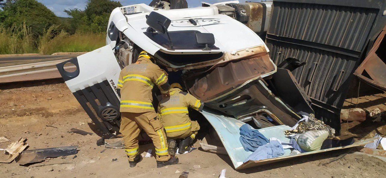 Carreta com gado tomba em Minas, motorista morre e parte da carga desaparece