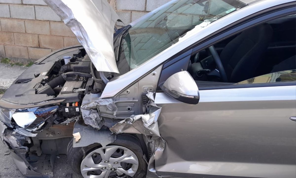 Motorista fica preso em Kombi após colisão em Barbacena (MG)