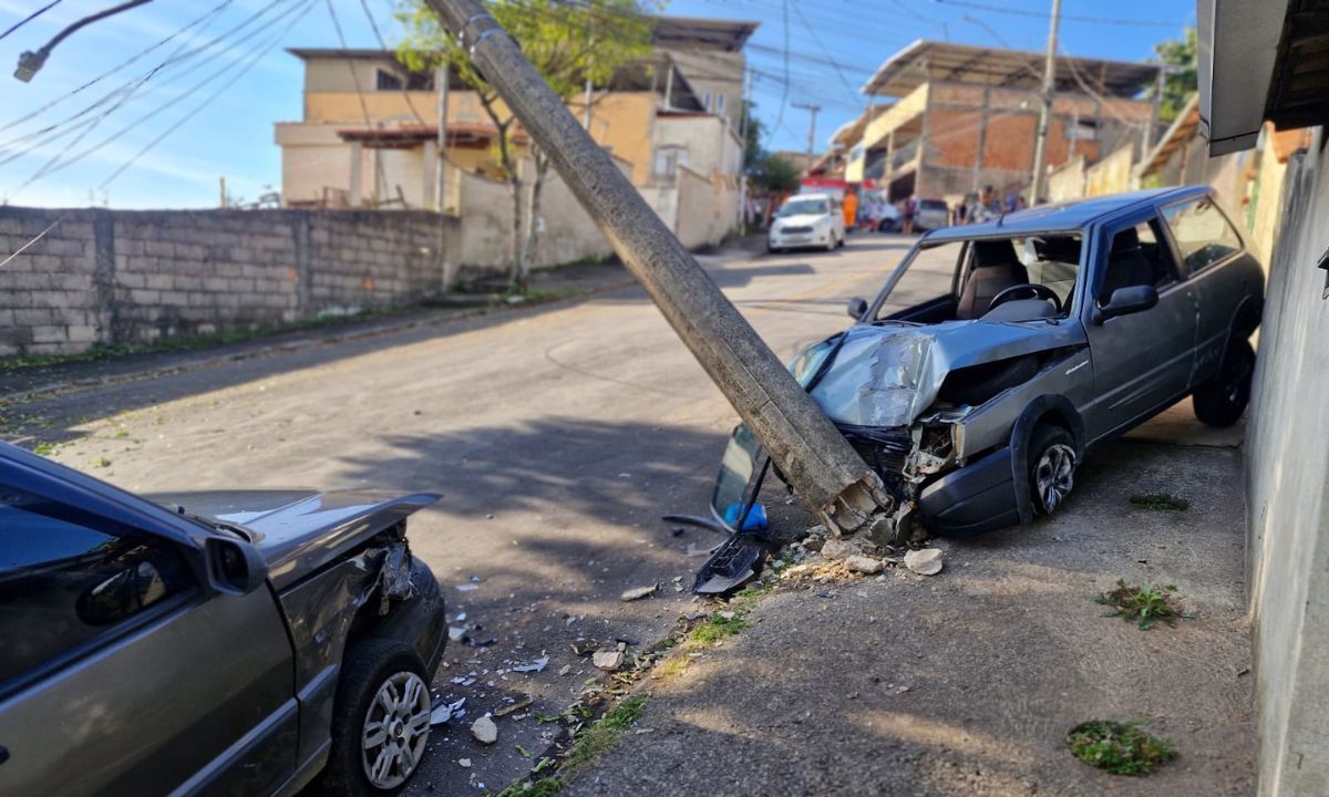 Motorista perde controle de direção e carro atinge poste em Juiz de Fora