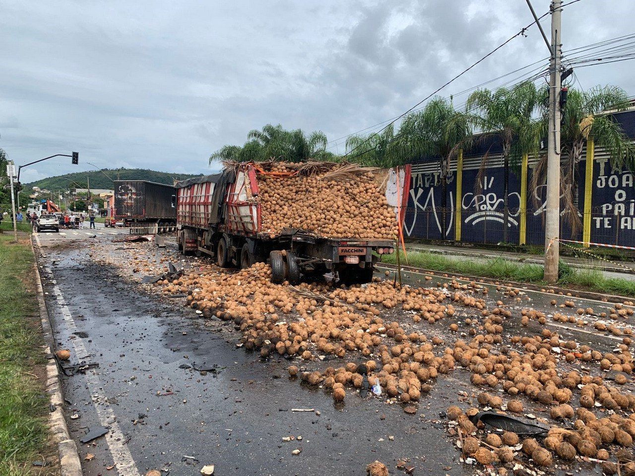 Veja imagens do acidente com 3 caminhões e 5 carros que interdita Via Expressa de Contagem