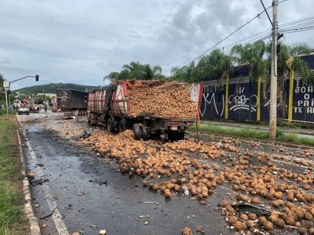 Acidente com 3 caminhões e 5 carros interdita Via Expressa de Contagem (6).jpg