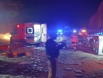 Acidente com caminhão carregado com pedras na BR-381, em Ravena